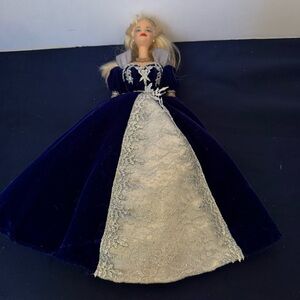 Happy Holidays Barbie Millennial Doll 2000 EUC 
Missing her shoes.